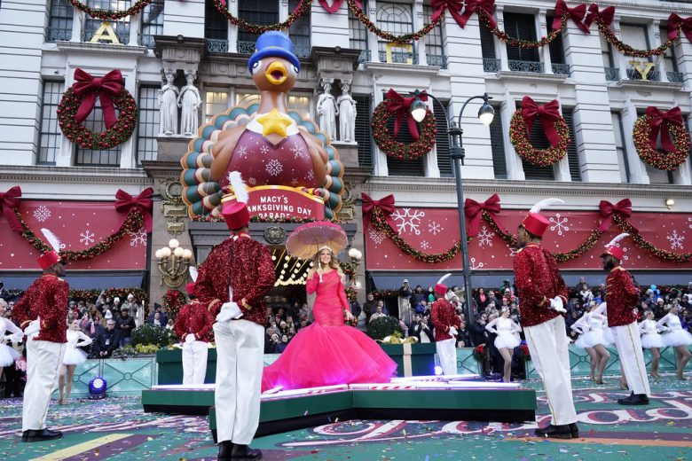 Wardrobe Breakdown: Mariah Carey At The Macy's Thanksgiving Parade In ...