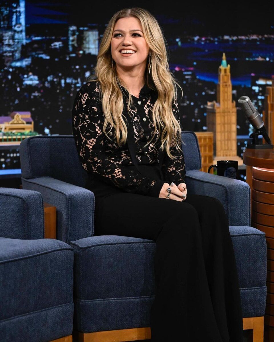 Wardrobe Breakdown: Kelly Clarkson On Jimmy Fallon - Talking With Tami