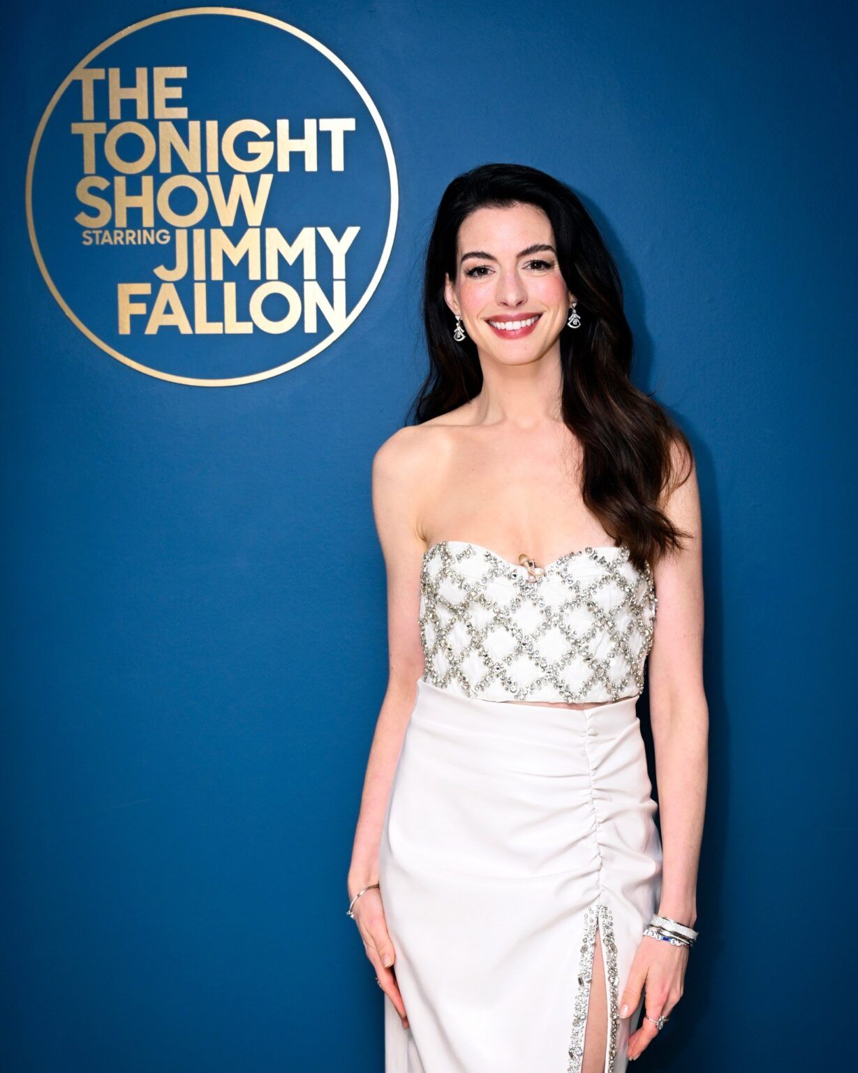 Wardrobe Breakdown Anne Hathaway White Strapless Dress On Jimmy Fallon Talking With Tami